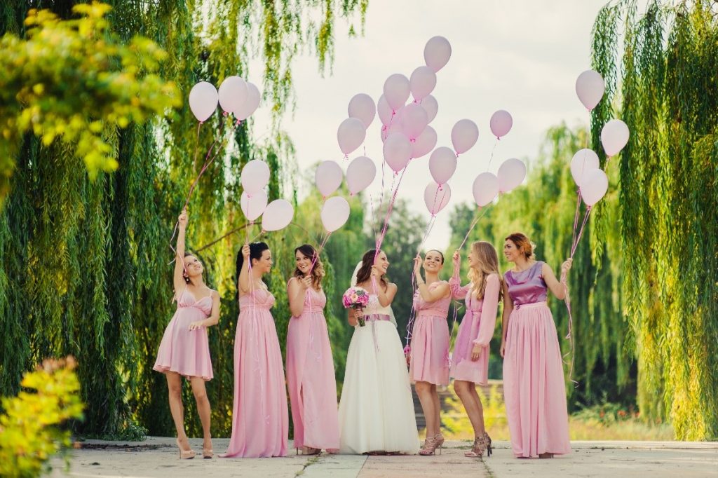 marriage-bridesmaids-bride-balloons-dress-pink