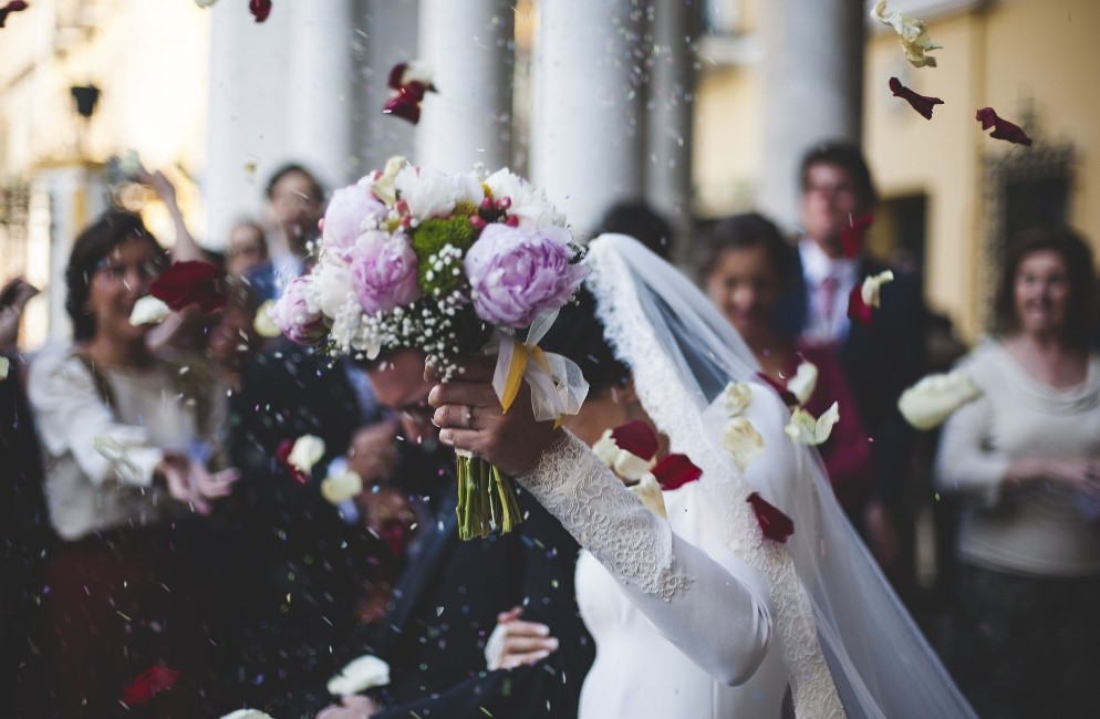 wedding-bride-groom-marriage-married-marry-dress-bouquet-flower-petals-confetti-celebration